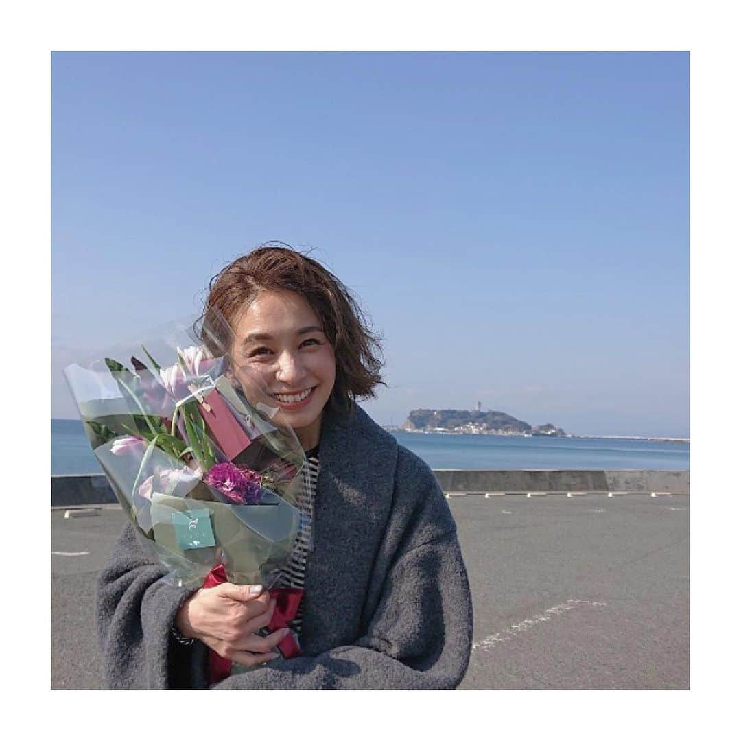 稲沢朋子さんのインスタグラム写真 - (稲沢朋子Instagram)「お花💐嬉しい❤️➡️swipe➡️ ありがとうございました☺️ 46歳仕事STARTは癒される海での撮影でした✨ 沢山のお祝いメッセージをありがとうございました❤️ みなさま今後ともどうぞよろしくお願いします☺️ そして コロナ…早く終息してくれる事を願って。みなさま用心して過ごしましょう #お花のある暮らし　#shooting #ありがとう　#誕生日サプライズ  @glow_tkj  @yukakomorino  @kazumi.yasutake」2月29日 18時41分 - ina_tomo