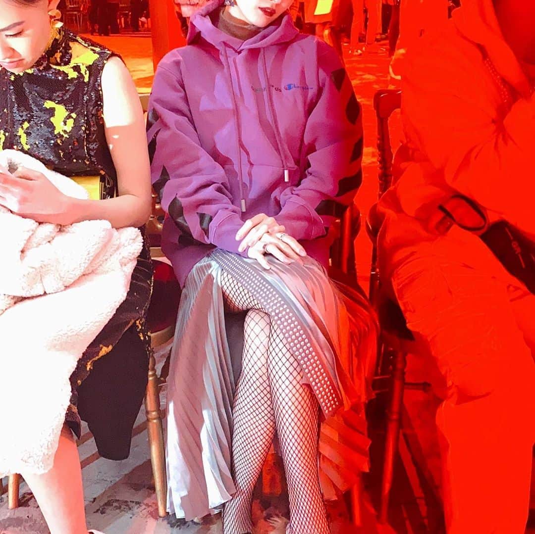 大石絵理のインスタグラム：「Bellaから始まり、Gigiで締められた @off____white のショー。 ストリートなスタイルはもちろん、ドレスやジャケットのシルエットも凛としていてクールでした🌟 Aラインやフリルがついていても、甘くなりすぎないのも可愛い❤️ パリコレブランドの中ではモダンで、今っぽくて、印象に残りました。 ひとつオフホワイトのアイテムを持っていると、おしゃれな人なんだなぁという印象になれる。 コンサバ顔の私でも、オフホワイトを着るといい意味でまとまらないコーディネートになるのです。 愛用しているブランドのひとつです😉 #ericloset」