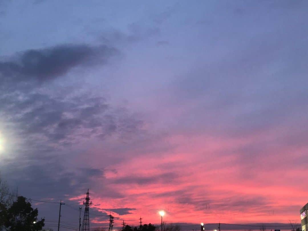 田中美里のインスタグラム：「舞台挨拶が終わってイオンから出たら夕焼けが綺麗だった。  急いで撮ったから半分しか写ってないけど、、。 綺麗でした。  昨日と今日、観に来てくださった方々ありがとうございました。  引き続き映画「もみの家」 よろしくお願いします。  #映画 #もみの家 #夕焼け #富山」