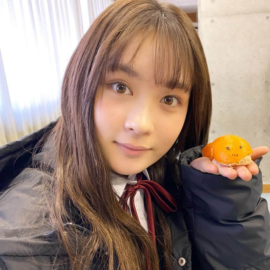 【公式】女子高生の無駄づかいのインスタグラム：「﻿ みかん🍊の皮で、﻿ いつも色々作るんだって🥺💕﻿ ﻿ いもむしちゃんかな？🐛﻿ ﻿ #ロリ﻿ #畑芽育﻿ #嬉しそうに﻿ #見せてくれました👀﻿ #なんか面白いことしてるけど﻿ #やはり可愛い﻿ #女子高生の無駄づかい﻿ #女子無駄﻿ #最終回は﻿ #3月6日金曜よる11時15分」