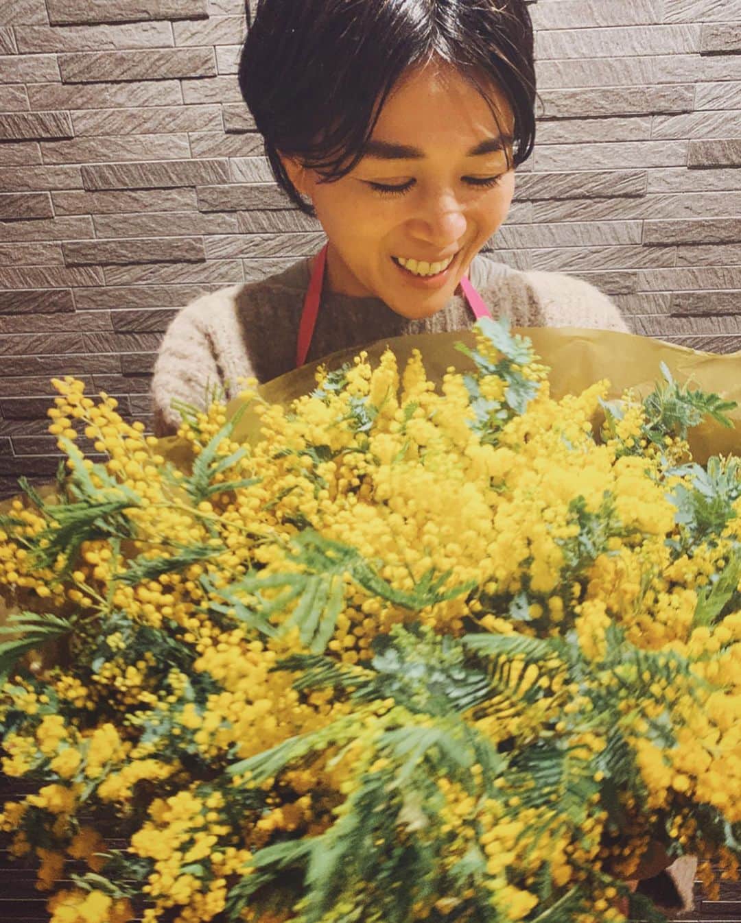早坂香須子さんのインスタグラム写真 - (早坂香須子Instagram)「昨晩、お料理していたら、 抱えきれないほどのミモザが届いた。  新しいお家にゴールドをと思って  と、粋な House Warmingしてくれたのは、愛するゆみえちゃん。  ゆみえちゃん、ありがとう💛💛💛 周りには愛あふれる友人ばかり。大切なことに気づかされる日々に、有り難う🤍」2月29日 18時51分 - kazukovalentine