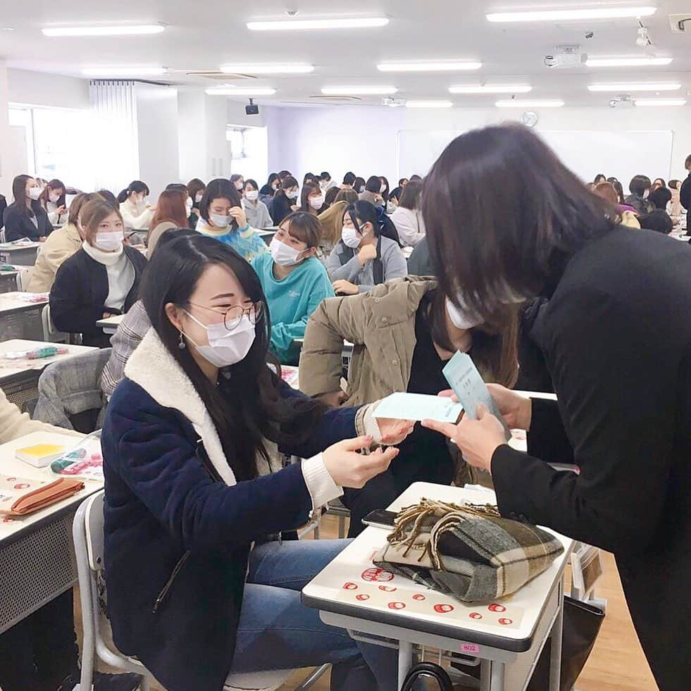 新東京歯科衛生士学校さんのインスタグラム写真 - (新東京歯科衛生士学校Instagram)「いよいよ明日は歯科衛生士の国家試験！ 今日はⅠ部(昼間部)・Ⅱ部(夜間部)合同で壮行会を行い、一人一人に担任が受験票を手渡しました。  #新東京 #歯科衛生士 #専門学校 #国家試験 #壮行会 #絶対合格 #今までの努力を信じて #今日は早めに寝ましょう」2月29日 18時55分 - dh_shintokyo