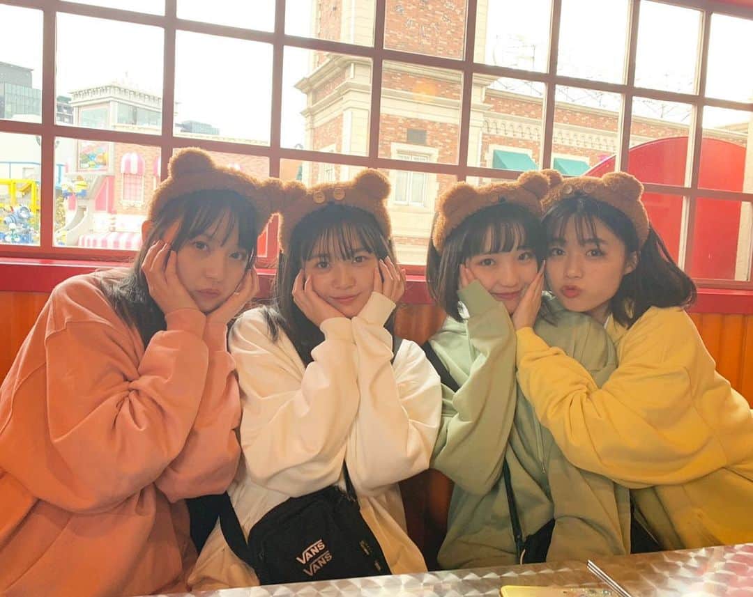 のインスタグラム：「nicola発売しました🐻 高一皆でユニバに行きました！　 初ユニバだよ😆 楽しかった~❤︎ #黒坂莉那  #青井乃乃  #白井杏奈  #多田成美  #ニコラ #ユニバ　#ティムコーデ」