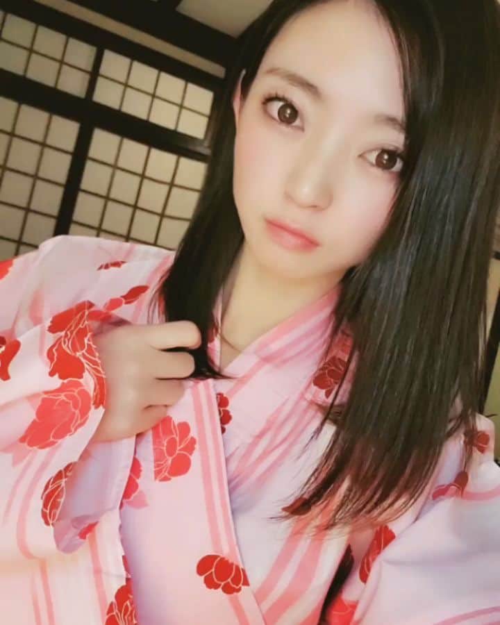 のインスタグラム：「島根弾丸旅行1日目。 1泊する。島根行く。 ↑しか決めてなかったので 取り敢えず出雲大社へ（笑） スウィーツいっぱい買って 旅館のご飯食べて お腹的にも満足な1日でした🤤🤤 . 旅館の浴衣は柄とか色とか選べて ご飯も美味しいし行きたかったとこ 行けてよかったー！✨ . . . #出雲大社 #島根 #島根旅行 #旅行 #浴衣 #玉造温泉 #おふく焼き」