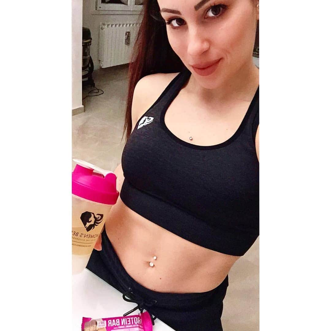 バネッサ・フェラーリのインスタグラム：「È l'ora della merenda 😋 Finalmente é arrivato il weekend! 😍🙌 Che programmi avete❓💋 @womensbest.it  #vanessaferrari #gymnastics #adv #womensbest #fitness #fitgirl #wellness #fit」