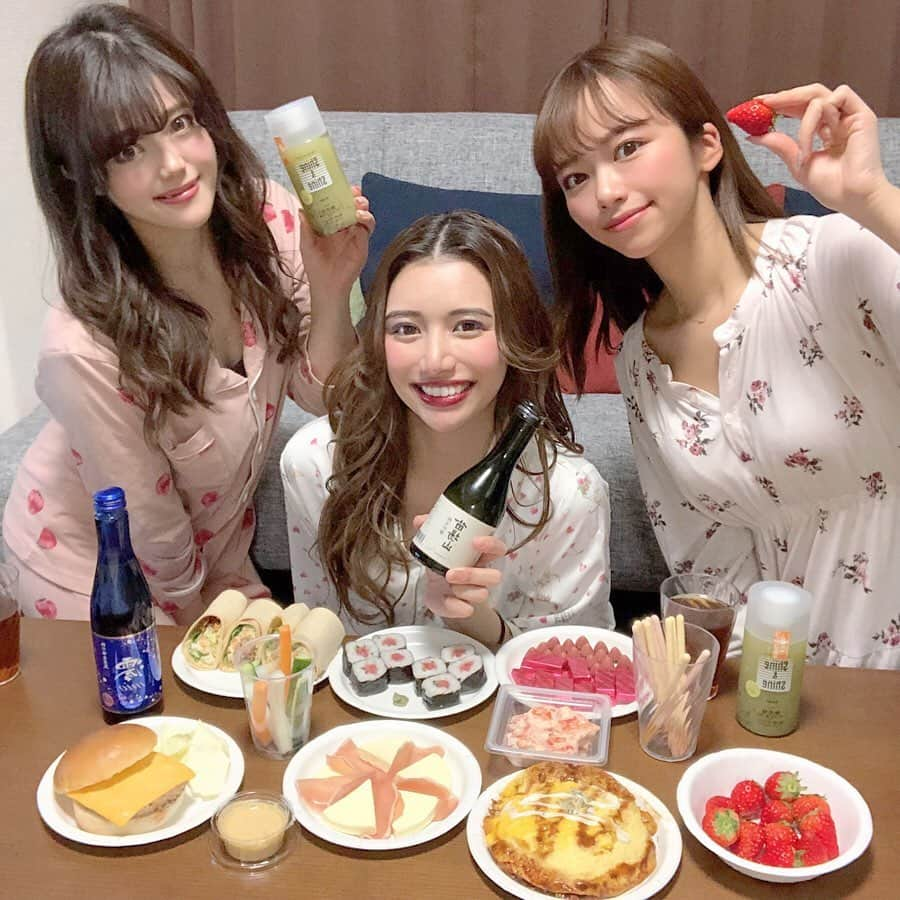 山田あかりさんのインスタグラム写真 - (山田あかりInstagram)「最高だったからまだまだ新潟の投稿したい！！笑  女子旅2日目♥﻿ エンゼルリゾート湯沢だよ(*´∀`)♪﻿ ﻿ ここはお部屋代16000円で泊まれるから大人数で泊まるとおとくなの🙈❤︎﻿ ﻿ 一階にコンビニがあるから夜は女子会したよ🥰﻿ ﻿ また泊まりいこうって話したー🥺❤︎﻿ ﻿ #エンゼルリゾート湯沢　#越後湯沢 #パジャマ女子会 #エンゼルグランディア越後中里 #女子会 #ファミリーマート #スノボ #日本酒 #パジャマ #ルームウェア #ポッキー #いいね返しは絶対 #いいね #日本人大好き #温泉 #いちご #いちごのパジャマ #ジェラートピケ #看護師」2月29日 19時15分 - akari030201