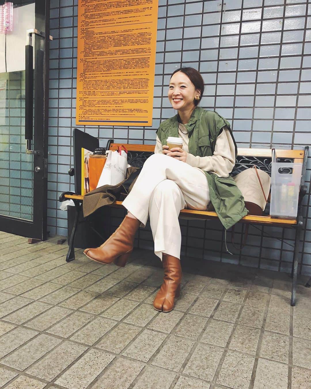 野尻美穂のインスタグラム：「ｃｏｆｆｅｅ〜☕️ 飲みながら出庫待ち。 いつだってミリタリーが好き。」