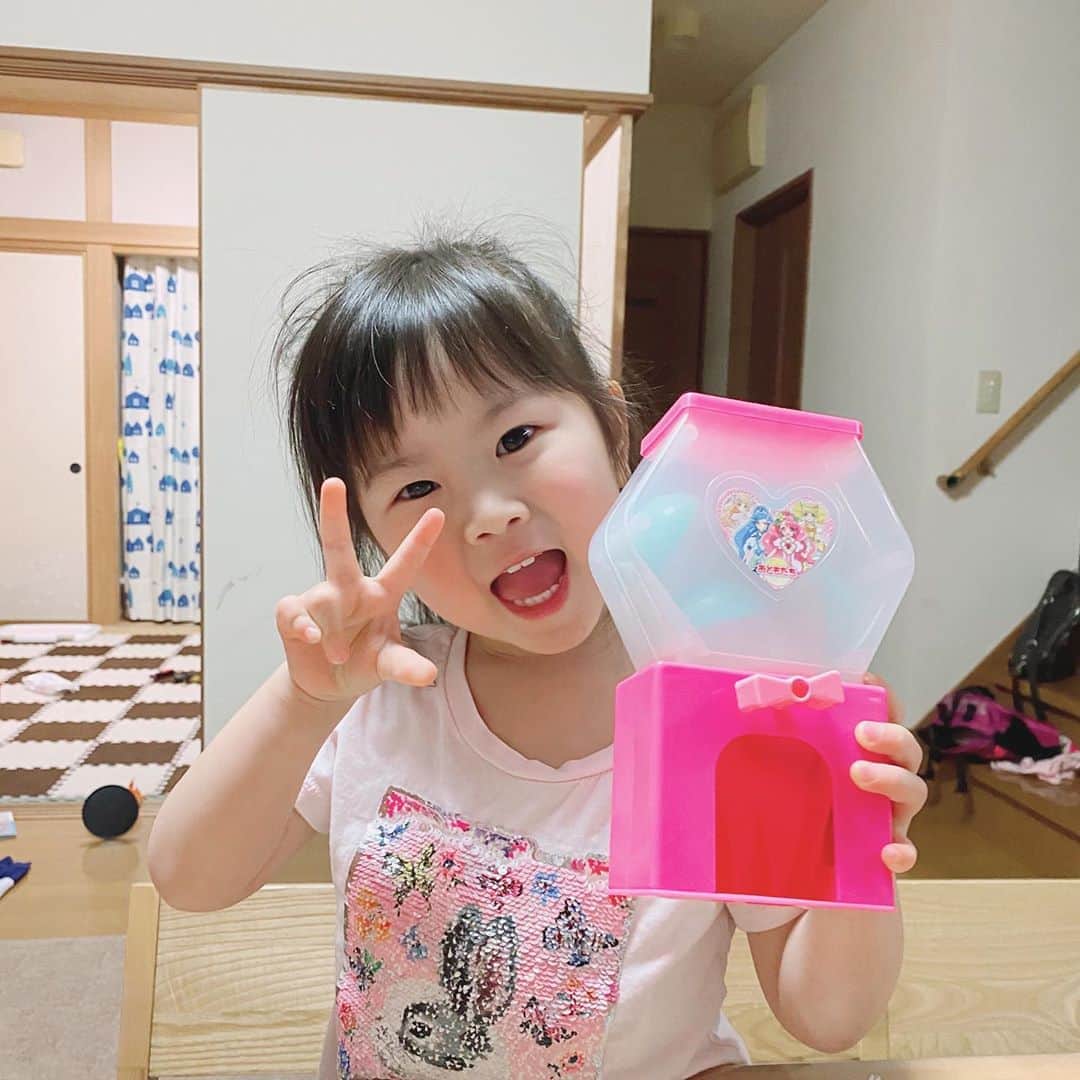 太陽チャンネルのインスタグラム：「おでかけせずにたくさん撮影したいなー！と 思ってるんだけどなにしよう？？？ なにかネタリクエストくださーい🤣💕 3.4枚目、買い物から帰ってきたら太陽特製(？)の 除菌コーナーができてました🤣💕 マスクに始まり、除菌グッズからアルコール、 トイレットペーパーティッシュペーパー キッチンペーパー…今度は米やラーメン類が 品薄になるとな…😫 国民が力を合わせてって首相は言うけど みんな自分のことしか考えてないからこうなるんじゃ…？？？ 日本大丈夫かね？？🤭」