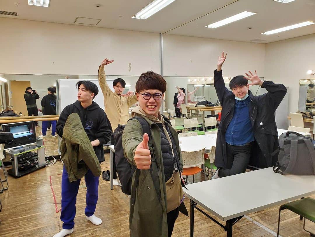 ソウタヤマモトさんのインスタグラム写真 - (ソウタヤマモトInstagram)「NSC大ライブ→NGKオールナイト。 初のNGKの舞台は一生忘れないことでしょう。ゆうが薬うったくらいテンション上がってました。 #NSC42期大ライブ #アシスタント #みんな1年間お疲れ様でした #41期首席の背中 #TRY #ノートリリースザボール #ラウェイ #42期首席モンデンおめでとう #よぴぴめっちゃ足クサイ」2月29日 19時22分 - sota_tim