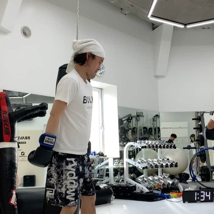 岸本加世子のインスタグラム：「かよちゃんトレーニング。 岸本加世子の二段跳び蹴りのマネ。ムカつくー。笑🤣#bravegym #やついいちろう#武田光司」