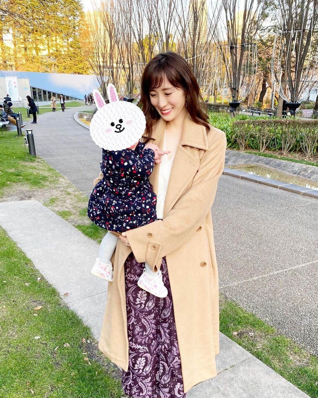 小林真由のインスタグラム：「⋆﻿ ⋆﻿ 娘とお散歩😌🌸﻿ ユニクロのカシミアを﻿ たっくさん着た冬でした☃️﻿ ﻿ outer: #maxmara﻿ tops: #uniqulo﻿ skirt: #frayid﻿ ﻿ ﻿ ﻿ 色々な状況が変わって﻿ 沢山の人が影響を受けて﻿ 2020年のこれからはどうなるんだろう。﻿ ﻿ 毎日様々な情報が飛び交う中 できることをして﻿健康に過ごしましょう🥺🙏 ﻿ ﻿ #閏年 #2月もありがとう #ファッション #コーデ #ママコーデ #ママライフ #コーディネート #フレイアイディー #ユニクロ #マックスマーラ #1歳 #女の子ベビー #女の子ママ #coordinate #fashion ﻿ ﻿ ﻿」