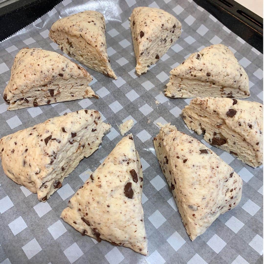 若林翔子さんのインスタグラム写真 - (若林翔子Instagram)「.﻿ .﻿ ＊𝕊𝕔𝕠𝕟𝕖＊﻿ ﻿ 朝、ごはんもパンもないことに気づき﻿ マッハで焼いたスコーン💦﻿ ﻿ #パンケーキ焼くより楽﻿ #スコーン　#scone #手作りお菓子﻿ #この臨時休校の間どう乗り切ろうか考え中﻿」2月29日 19時37分 - shokowakabayashi1685