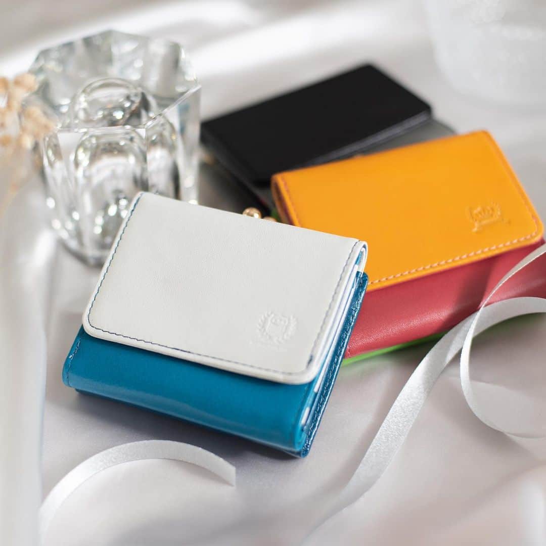 e-monoのインスタグラム：「手のひらサイズのキュートな三つ折りがま口👛 コンパクトでもしっかり収納🌸」