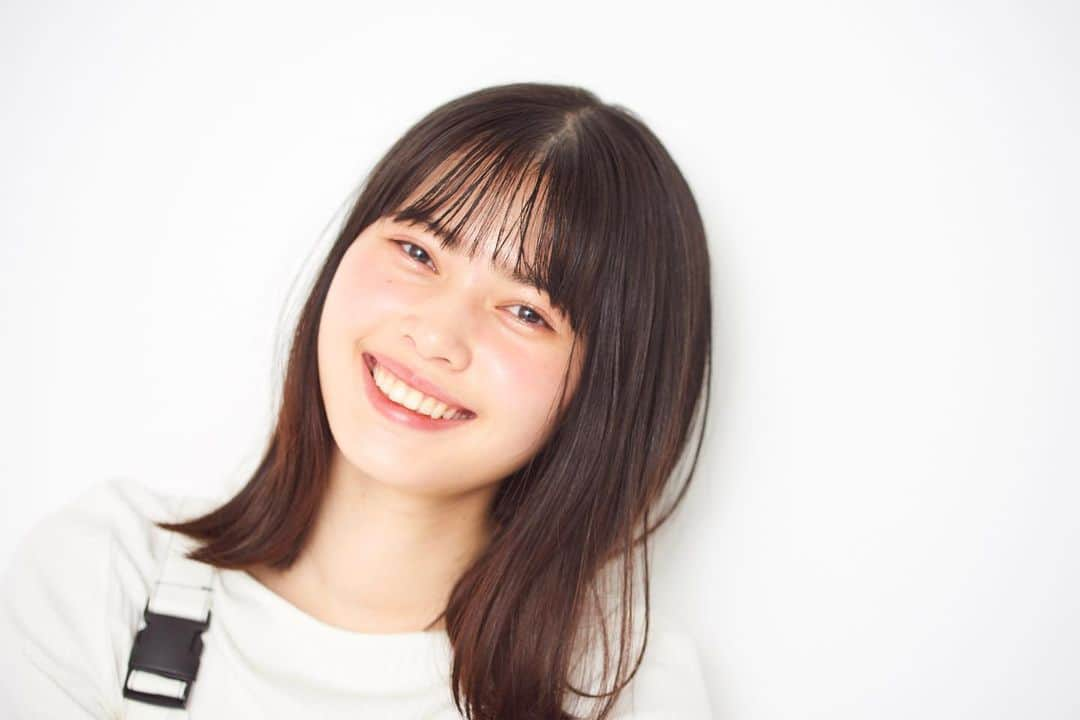 松岡花佳のインスタグラム：「今日から発売のseventeen4月号で﻿ seventeenモデルを卒業します。 ﻿ ﻿ ﻿ 14歳でミスセブンティーンに選んで頂き、﻿ もう18歳、、😶﻿ ﻿ ほんとに普通の中学生だったから﻿ seventeen専属モデルが私でいいのかなぁって、﻿ 不安と緊張しかなくて、ランウェイが終わった後﻿ 泣いたなあ、、懐かしい、😂☺️❤️ ﻿ ﻿ 毎回の撮影がほんとに楽しくて﻿ とってもステキで幸せな4年半でした！❤️ ﻿ ﻿ スタッフさんや読者の皆さん、﻿ 今まで暖かく見守ってくださり﻿ ありがとうございました🥰❤️ ﻿ ﻿ 毎月の紙面の感想をメッセージでくれたり、﻿ コメントをくれたり、一つ一つが凄く嬉しかったです☺️ ﻿ ﻿ seventeenモデルは卒業しますが、﻿ これからは違う場所でみていただけるように﻿ 頑張るので見守ってて下さい🥰﻿ ﻿ 是非seventeen4月号チェックしてね！」