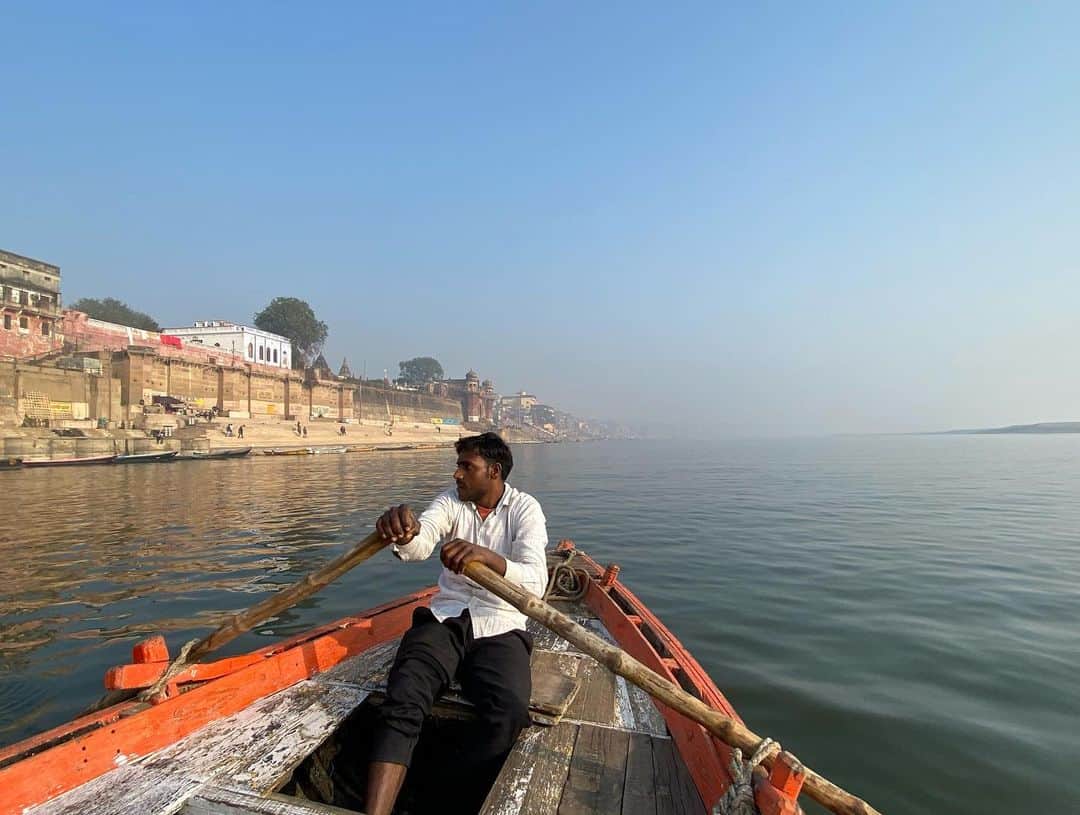 喜国雅彦＆国樹由香さんのインスタグラム写真 - (喜国雅彦＆国樹由香Instagram)「ガンジス川ボートトリップのスナップです。ゆっくりと進む舟に乗り、水上から静かに眺めるガート（沐浴場）。本当に楽しかった！（由）  #ganges #india #varanasi #boat #trip #travel #firsttime #ガンガー #早朝から活気がある水辺 #バラナシ #インド」2月29日 19時56分 - kunikikuni