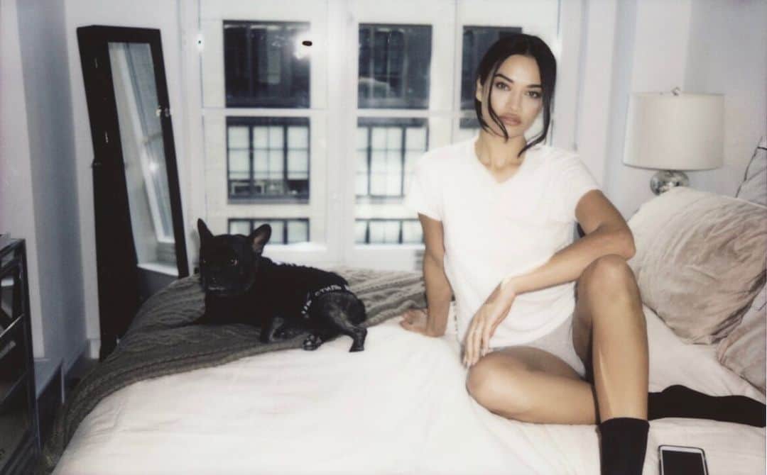 シャニーナ・シャイクのインスタグラム：「Weekend chill 🧸」