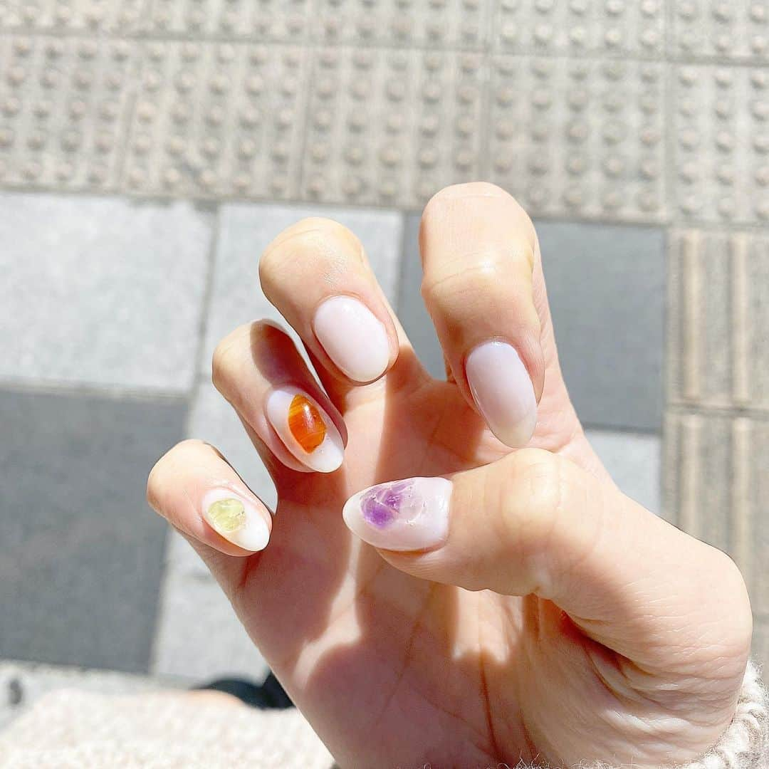 浦西ひかるさんのインスタグラム写真 - (浦西ひかるInstagram)「. . 𓂃𓈒𓏸new nail𓂃𓈒𓏸 . 左右違うデザイン どっちも可愛い♥ 春っぽいしうねうねがキラキラしててめっちゃお気に入り〜^^！」2月29日 20時11分 - uranishihikaru