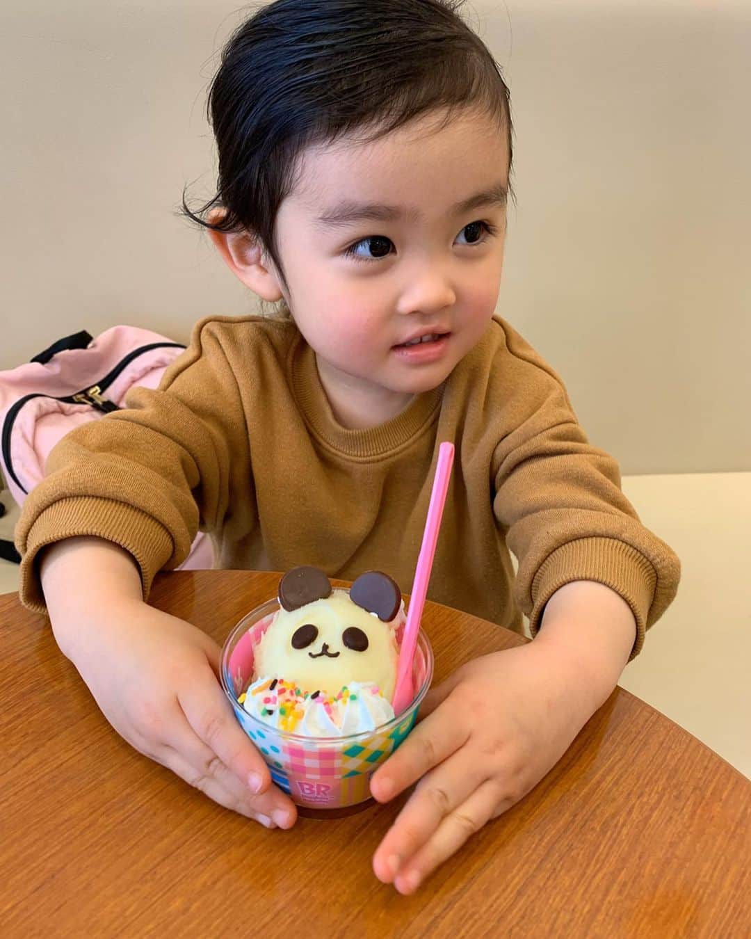 芹澤明日香さんのインスタグラム写真 - (芹澤明日香Instagram)「. . ▶︎▶︎スライドしてね▶︎▶︎ コロナの影響でスクールがしばらく休校だし土日 家にずっといるのもなと思いお買い物がてらデート❤️ アイス食べたいって言うから31🍨 私だったら絶対選ばないりんごシャーベット風なやつ… めちゃくちゃ美味しくて次絶対買う😻笑 しかもそのあとドーナツ🍩 #甘党女子 . 凜のトイレのステップ欲しくて本当は白がよかったけど どこも売り切れで凜が選んだディズニーのyellowに💛 これで1人で登って降りれるからいいね☺️ 早速何度も何度もトイレ行ってるし ママついてこないでって1人で行ってる👧🏻 パンツも多めに買ってきたから安心🩲 子供の成長って楽しい🥰 . . #3歳 #3歳女の子 #凜 #凜ちゃん #12月生まれ  #シングルマザー #シンママ #シンママライフ #アラフォーママ #母娘 #仲良し親子  #momlife #girlsmom #3year #kidsmodel  #kidsstagram #kidsgirl #instakids」2月29日 20時12分 - 1219asuka