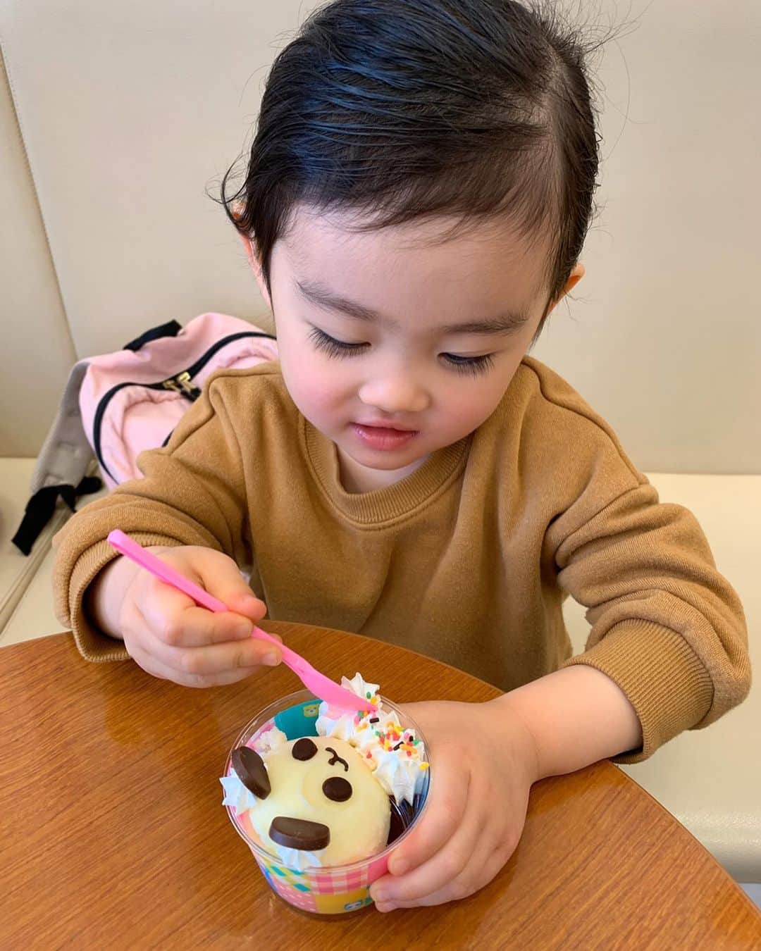 芹澤明日香さんのインスタグラム写真 - (芹澤明日香Instagram)「. . ▶︎▶︎スライドしてね▶︎▶︎ コロナの影響でスクールがしばらく休校だし土日 家にずっといるのもなと思いお買い物がてらデート❤️ アイス食べたいって言うから31🍨 私だったら絶対選ばないりんごシャーベット風なやつ… めちゃくちゃ美味しくて次絶対買う😻笑 しかもそのあとドーナツ🍩 #甘党女子 . 凜のトイレのステップ欲しくて本当は白がよかったけど どこも売り切れで凜が選んだディズニーのyellowに💛 これで1人で登って降りれるからいいね☺️ 早速何度も何度もトイレ行ってるし ママついてこないでって1人で行ってる👧🏻 パンツも多めに買ってきたから安心🩲 子供の成長って楽しい🥰 . . #3歳 #3歳女の子 #凜 #凜ちゃん #12月生まれ  #シングルマザー #シンママ #シンママライフ #アラフォーママ #母娘 #仲良し親子  #momlife #girlsmom #3year #kidsmodel  #kidsstagram #kidsgirl #instakids」2月29日 20時12分 - 1219asuka