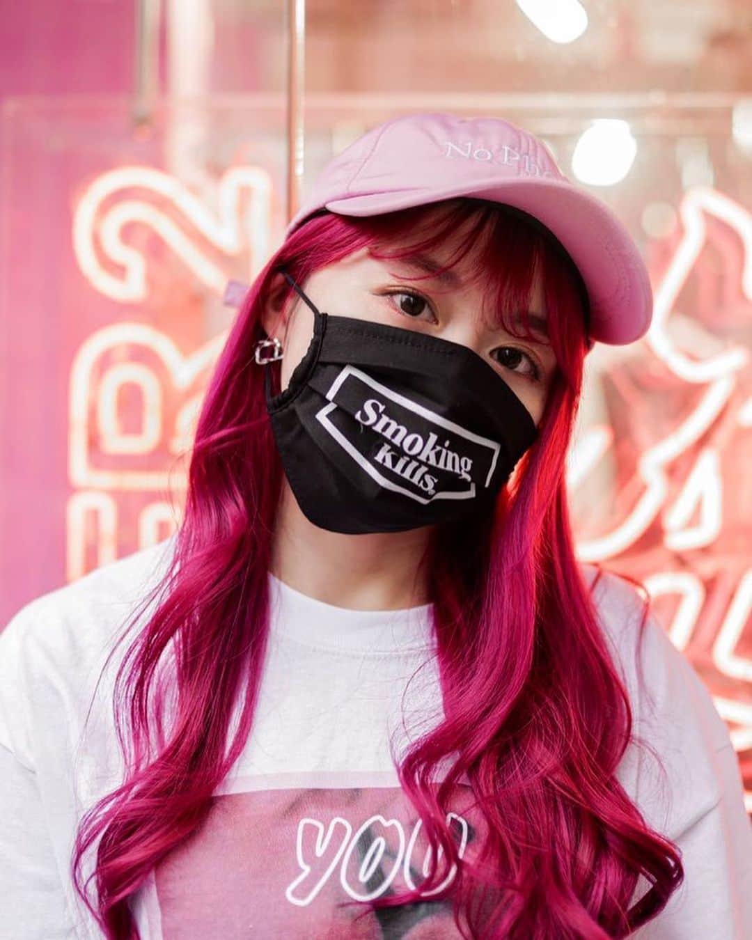 石川涼のインスタグラム：「Anti Corona Virus. “Smokingkills®Logo”Mask with @kaine_rin  未来を予想してたかのように仕込んでたこのマスクやゴノタン @gonoturn がここにきて爆売れ中。 ※布マスクなので洗濯して繰り返し使えます。  #fr2#fxxkingrabbits#頭狂色情兎 #leica#leicacamera#leicasl2#smokingkills®︎ #FR2梅#fr2ume#かいねりん#海羽凜」