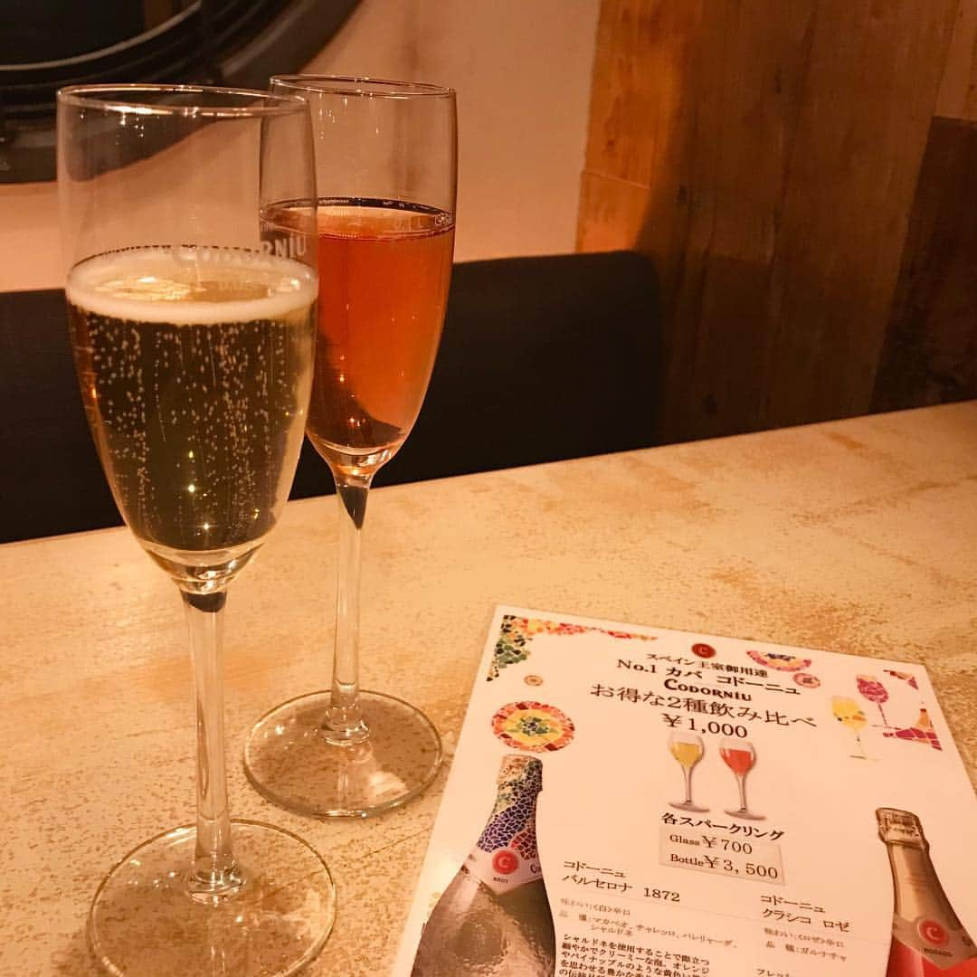 肉talian 金山店のインスタグラム：「ワイン飲み比べリニューアル🥂🍾 . こんばんは！肉talaian金山店です😊 . 明日からワインの飲み比べがリニューアルします💗 新しい飲み比べはコドーニュ2種🥂こちらのスパークリングワイン、スペイン王室御用達のワインなんです😳 どちらも辛口のスパークリングですが、その違いをぜひ味わってみてください🍾🥺2種類が1000円だなんて！お得ですよ〜👀🙆‍♀️ . ＊コドーニュ バルセロナ 1872 ＊コドーニュ クラシコ セコ . 2種飲み比べ ¥1000 グラス 各¥700 ボトル 各¥3500 . #肉talaian #肉talaian金山店 #肉タリアン #金山 #新メニュー #コドーニュ #スペイン #スパークリング #肉とワイン #チーズ .」