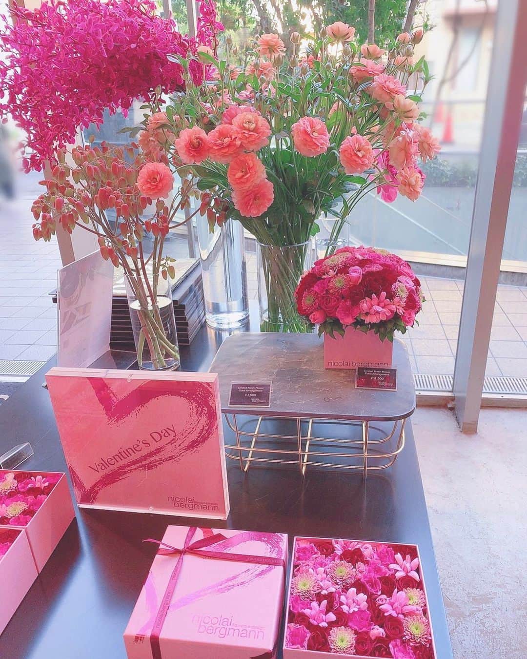 栗田萌さんのインスタグラム写真 - (栗田萌Instagram)「2月の投稿に間に合ったー！！ インスタがお花でいっぱいになって幸せ〜🥰💐🌷🌺🌹📸 #nicolaibergmann」2月29日 20時08分 - kurimoe_official