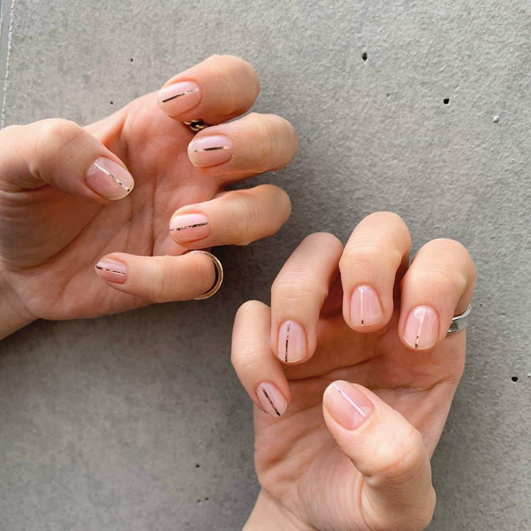 村上愛さんのインスタグラム写真 - (村上愛Instagram)「. . . . 最近はずっとショートネイル💅 クリアベースにブロンズカラーの細いラインのみのザ・シンプルネイルにしてもらいました✨ 髪もばっさり行きましたので ずっと長かったネイルも心機一転で☺️ . . 髪の毛もネイルもぜーんぶ @feel_kichijyoji  にお願いしております♡ いつもありがとうございます🌷 . . #天然ふわふわ系キュートガールな #かがみんネイル」2月29日 20時18分 - meg_5683