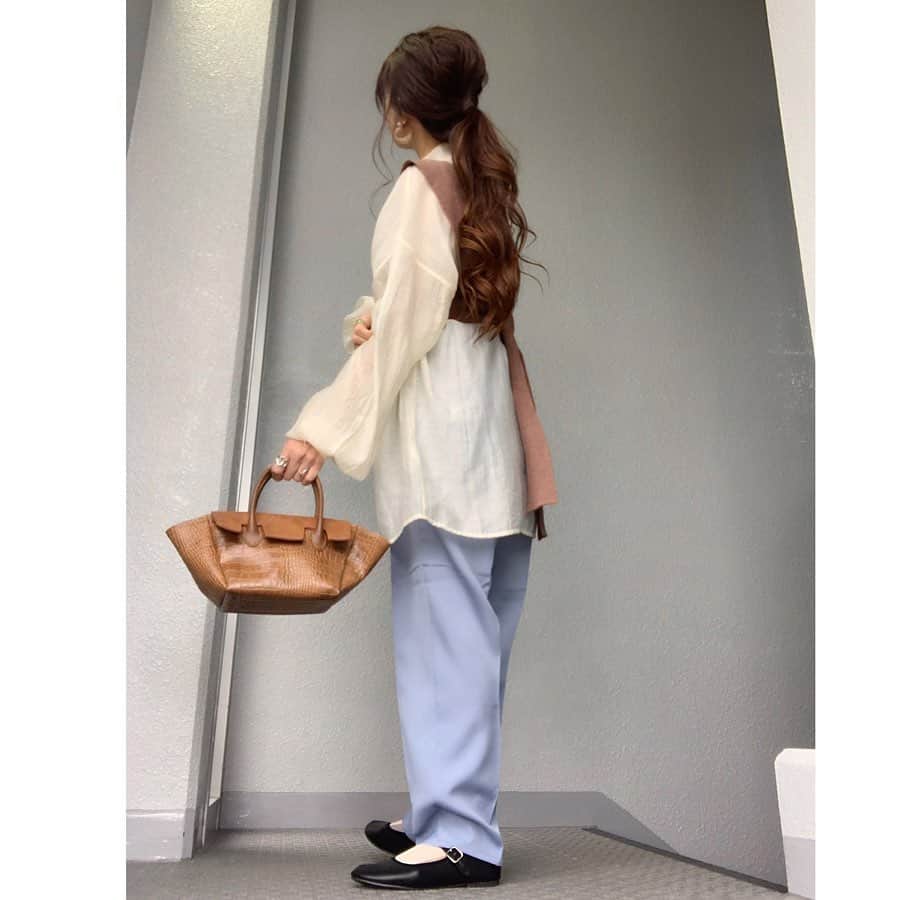 のインスタグラム：「@momentplus_official  さんの #センタープレススラックスパンツ の着回し‧✧̣̥̇‧ カラーパンツもブルーだと派手過ぎず地味過ぎず、大人な雰囲気になるのが好き~💙 ・ ・ ZOZO限定のショップさん❥❥❥ 今クーポン出ててめちゃくちゃお買い得💙!! カラバリも豊富なので、他のカラーもぜひチェックしてみてね❥❥❥ ・ ・ ・  #トップス：#pierrot @pierrot_shop (zn1911-014030) #momentplus #モーメントプラス #スラックスパンツ #code  #coordinate #ootd #outfit #mylook #ママ #コーデ #pr #mineby3mootd #like4like #お洒落さんと繋がりたい #ビュースタグラマー #ponte_fashion #chao_app  #156cm #156cmコーデ」