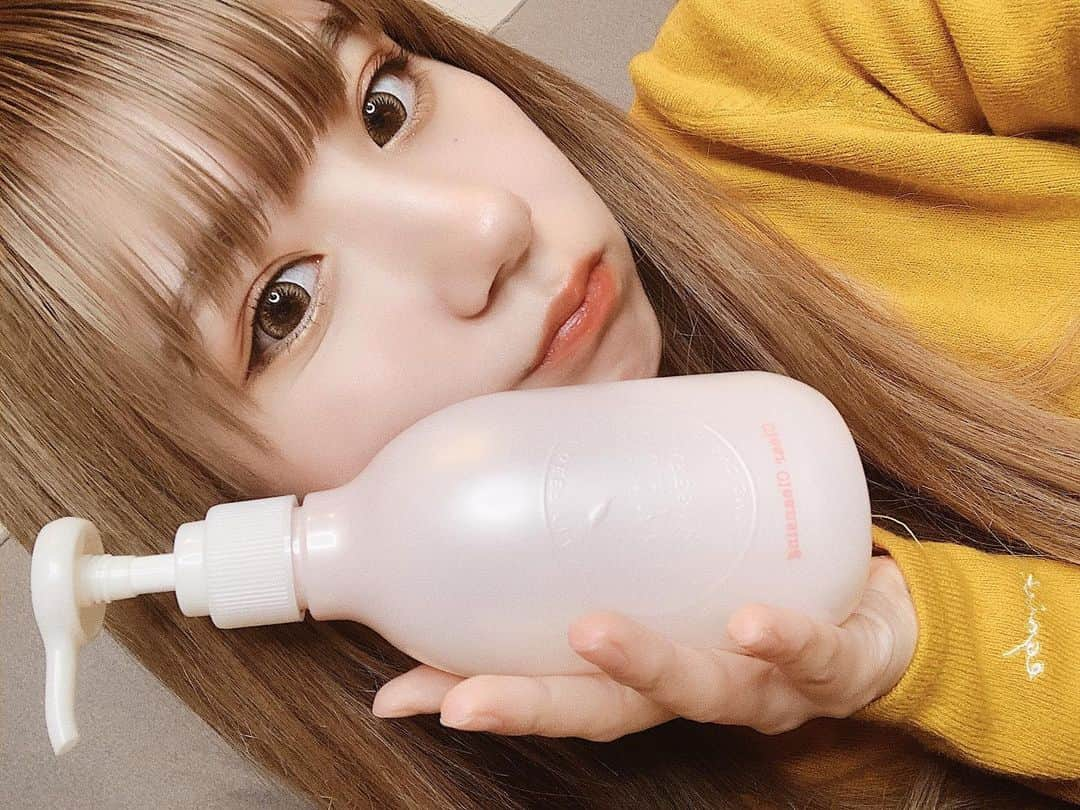 大塚愛里（あいにょん）さんのインスタグラム写真 - (大塚愛里（あいにょん）Instagram)「前に紹介した@cosmeで 人気のクレージュクレンジングから 新しく限定桜シリーズが出たようだ👨🏼‍🦲 さっそくPLAZAでゲットしてきた🍤 . 最近スキンケアにチカラを入れてる私は クレンジングでしっかりメイクは落としたいから これはジェルなのに落ちがめちゃいい✌️💘 洗い上がりも突っ張る感じなくて好き🥴  #CLAYGE #クレンジングジェル #クレイとお酢 #春限定 #透明感 #スキンケア#PLAZA #PR」2月29日 20時33分 - _19970502