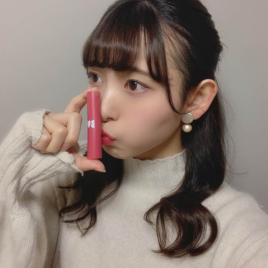山田麻由のインスタグラム：「.﻿ ﻿ ﻿ ﻿ ﻿ ヘアアレンジとか髪結んだりとか﻿ めんどくさくて普段全くしない私が﻿ 珍しくハーフアップなんてしてたから﻿ これまた珍しく自撮りなんてしてみた😌﻿ ﻿ ﻿ ﻿ ﻿ ﻿ 化粧品載せようかなとか言って﻿ 一向に載せる気配ないからとりあえずリップ💄﻿ ﻿ ﻿ ﻿ 大好きなNMB48に所属してる﻿ 吉田朱里ちゃんプロデュースのアカリップ💄﻿ もう4本目くらいだけどこの色はじめて！ 05番の#やきもちピンク ❤︎﻿ ﻿ ﻿ ﻿ リップいらずだしメイクポーチ持ち歩かない日は﻿ 絶対これ！ってくらい愛用してる🥺﻿ 3月にbidolからリップの新色と﻿ アイパレットが出るらしいのでとても楽しみ🥺﻿ プチプラで質がいいって素晴らしいよね🥰﻿ ﻿ ﻿ ﻿ ﻿ ﻿ ﻿ ﻿ 明日から3月だってさ！🤧﻿ ﻿ ﻿ ﻿ ﻿ ﻿ ﻿ ﻿ ﻿ ﻿ ﻿ ﻿ ﻿ ﻿ ﻿ #撮影#撮影モデル#被写体#サロンモデル #サロモ #ポートレート#ポートレートモデル#ポートレート女子#アカリップ #吉田朱里#bidol #アカリップ」