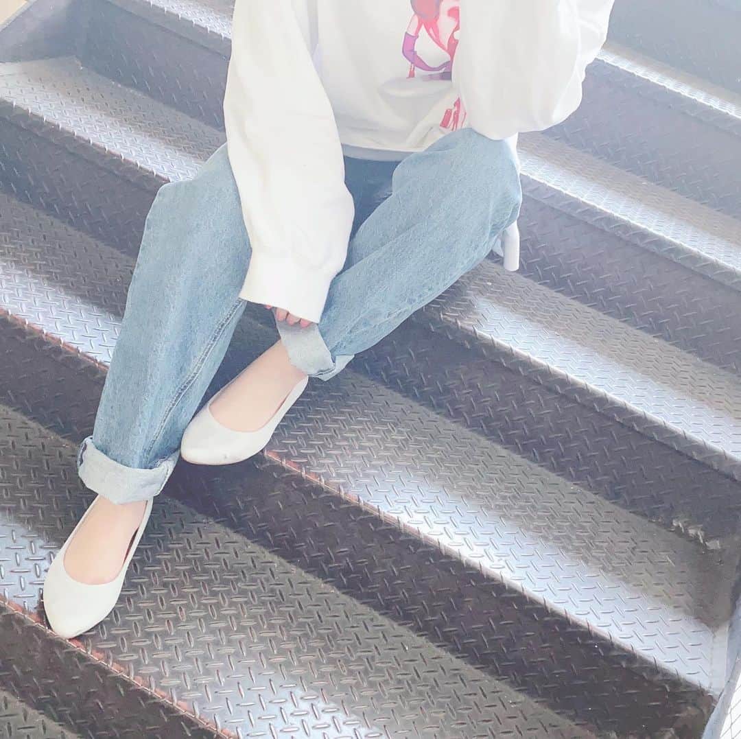 飛鳥凛のインスタグラム：「‪土踏まずと側面にフワフワのクッションが入っていてたり靴自体も柔らかいからかかとも痛くならなくて長時間あるいても負担ない🥺✨‬ ‪グレーの色味も可愛い💕鈴木亜美さんがアンバサダーモデルのブランドだそうです‬ ‪＃acurez  #最高の履き心地　#驚くほど軽い #やわらかシューズ #PR  @acurez_official」