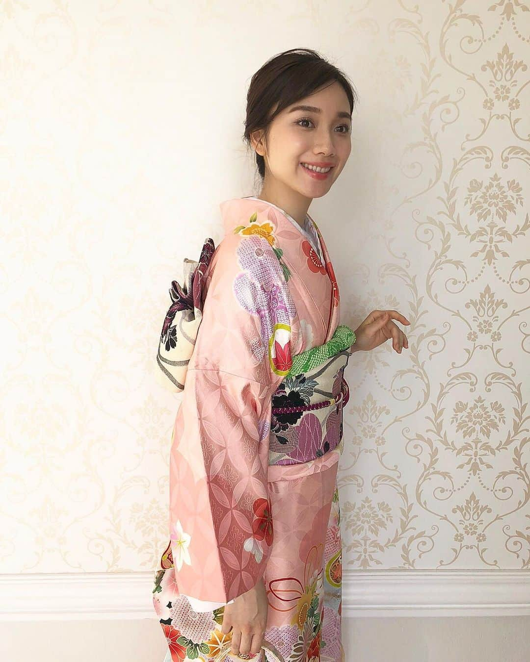 海野ナルのインスタグラム：「お着物を着せて頂きました👘  #振袖 #着物 #振袖髪型 #着物髪型 #japan #tokyo #kimono #kimonostyle #仕事 #撮影 #日本 #和」