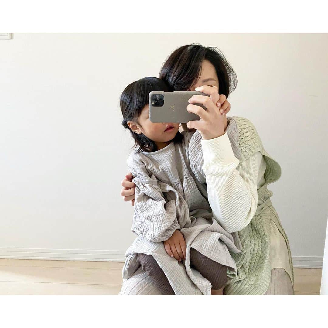 nanaさんのインスタグラム写真 - (nanaInstagram)「* 携帯を買い換えたので、新しいiPhoneカバーにしました♡ ずっと気になってた　@maisondesabre 🙈💕 * 高級感があってかっこいい！✨ * ☑︎マーキュリーグレー ☑︎刻印ゴールド "N." * * * 昨日載せたストーリーにものすごくたくさんの返信やリアクション頂きました！😭✨ 私だけじゃないんだな、みんな同じなんだなって思ってすごく救われました！ * 今はなかなかお一人お一人に返信ができず申し訳ありません😭 だけど、本当に嬉しかったし励みになりました！！！😢♡ ありがとうございます！ * 特にコロナの影響で、元々心配性な私は、子供たちがかかったらどうしようと日々緊張感を持ちすぎているのかもしれません😭 * * 寝不足、疲れ、上の子のケア、下の子のお世話にプラスしてコロナだからもう…🤩 * そんな私を見て、昨日は夫が夜中息子と寝てくれて、私は娘と早々就寝😪 (混合🍼なので、とりあえずミルクでおっぱいだったら起こして、と) * 朝方にバトンタッチ。 寝させてくれたパパに感謝です👨🏻！ (仕事から帰って来て、明らかに泣いただろって顔したボサボサの嫁が、息子抱っこしながらゆらゆらしてたら怖いですよね…🤣笑) * * * #maisondesabre #caseiphone #iPhone11pro #outfit #ootd #instagood #instafashion #instalike #メゾンドサブレ #iPhoneカバー #iPhoneケース #スマホケース #スマホカバー #アイフォン #スマートフォンケース #母娘  #親子コーデ #おやこーで #娘コーデ #子供服 #ミントグリーン #ニットベスト #春コーデ #キッズコーデ #2人育児 #育児あるある」2月29日 20時56分 - nana7_photo