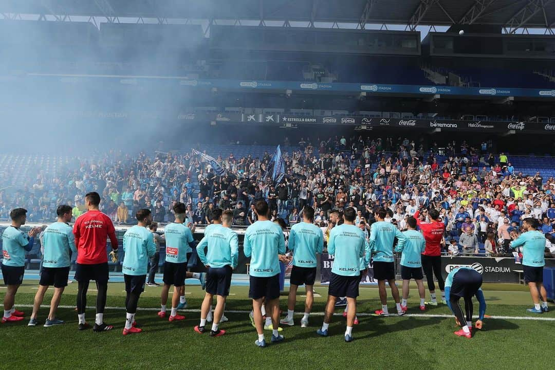 RCDエスパニョールさんのインスタグラム写真 - (RCDエスパニョールInstagram)「🤍💙 ¡ADELANTE FORÇA MÁGICO ESPANYOL! 🤍💙 ⚪️🔵 #BufandeoPerico ⚪️🔵 - #Volem | #EspanyoldeBarcelona | #RCDE」2月29日 20時51分 - rcdespanyol