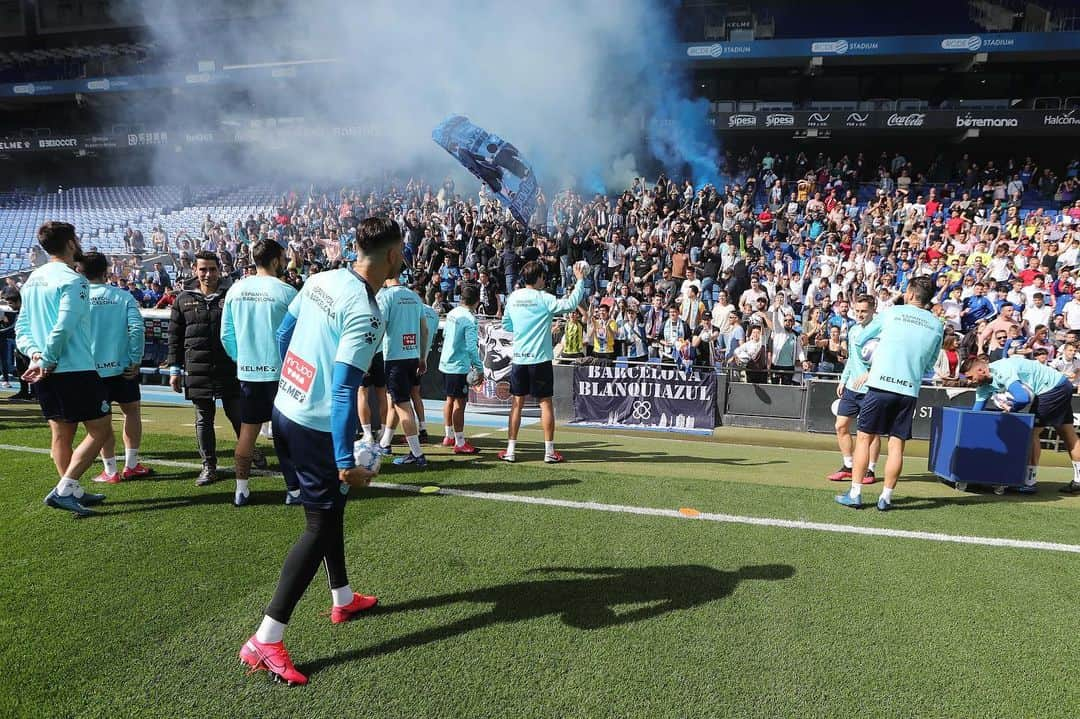 RCDエスパニョールさんのインスタグラム写真 - (RCDエスパニョールInstagram)「🤍💙 ¡ADELANTE FORÇA MÁGICO ESPANYOL! 🤍💙 ⚪️🔵 #BufandeoPerico ⚪️🔵 - #Volem | #EspanyoldeBarcelona | #RCDE」2月29日 20時51分 - rcdespanyol