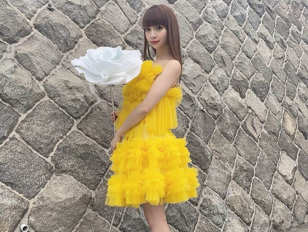荻野由佳さんのインスタグラム写真 - (荻野由佳Instagram)「東京ガールズコレクション 蜷川実花さんコラボレーションステージ 蜷川さんの世界観に入れて すごく嬉しかったです。 衣装は、黄色！🌼 それに大きな白い造花をもって きているだけで気分が明るくなるくらいパワーのある衣装でした😊 無観客でのランウェイではありましたが、素敵なステージに立たせて頂けて 本当に幸せでした！ ありがとうございました！#tgc」2月29日 20時54分 - ogiyuka_ippaiwarae216