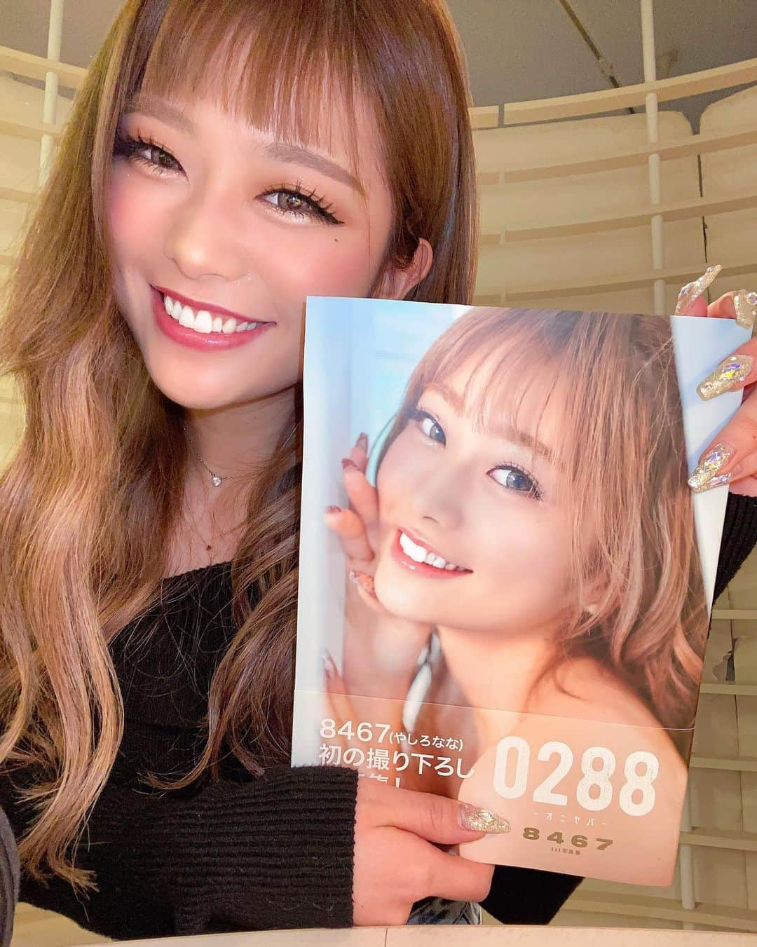 やしろななさんのインスタグラム写真 - (やしろななInstagram)「1st写真集0288（オニヤバ）をひと足お先に...💙📖 ・ ほんとに早く見てほしいなぁ❕♡ 3月9日発売が待ち遠しい！あと少しだね💙 ・ 全国の書店、amazonなどネット通販から発売日から購入できるよ🦋 沢山の方々に見て頂けますように✨ ・ オフショットは発売されてから徐々にあげていくね🥰💕 #0288 #写真集」2月29日 21時04分 - 8467_0