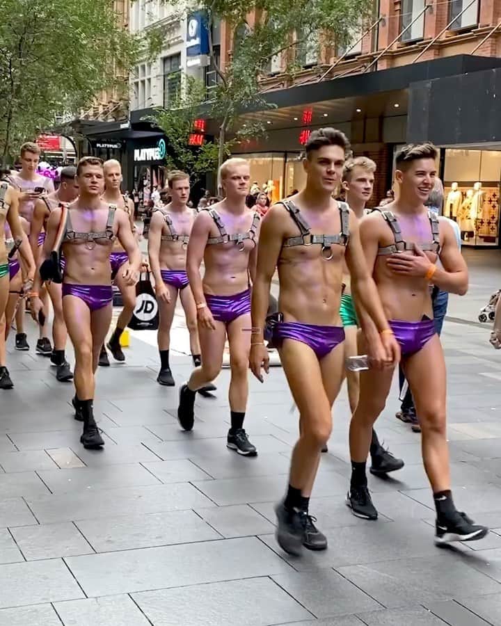 RJMStyleのインスタグラム：「Happy #MARDIGAS beautiful people.. ✌️#mardigras2020 💜💜💜」