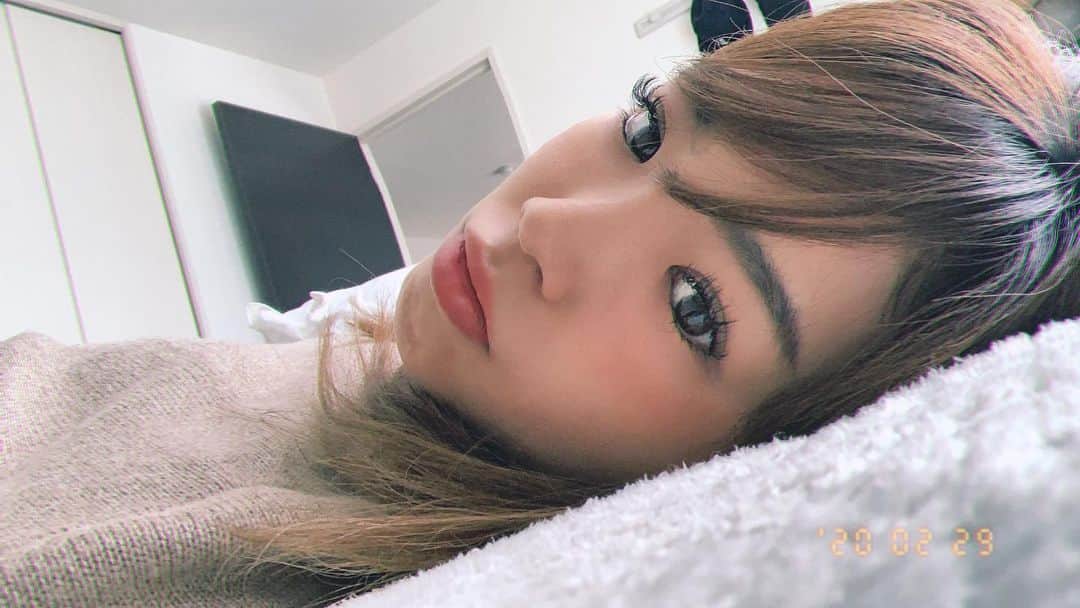 Linaのインスタグラム：「2月も今日で終わり😷 今日もお家に引きこもり。 花粉のせいでボロボロになってたまつ毛を綺麗にしてもらいました✨. . @salon__ef__official  ディープ&シングルmix 11.13.12㎜/ccカール 担当　三浦さん 1ヶ月は全然持つし本当に取れなくて最高です❤️. . #salonef #ef #eyelash #まつえく #まつ毛エクステ」