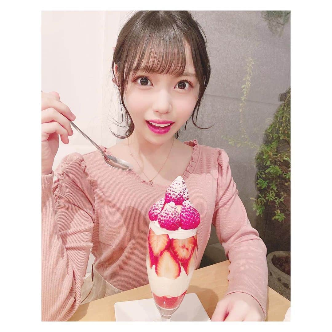 岩田陽菜さんのインスタグラム写真 - (岩田陽菜Instagram)「この季節しか勝ちません☺️🍓﻿ ﻿ ﻿ ﻿ #カフェ#cafe#広島#hiroshima#広島カフェ#本通りカフェ#ロンブルドアンジュ#ディナー#dinner﻿ #ワンピース#tittyandco#ネックレス#necklace#ヨンドシー#髪飾り#ヘアアレンジ#ポニーテール#いちご#いちごパフェ#パフェ#strawberry##いちごタルト#sweets#dessert#春#spring﻿  #2月#1番すきな月#バイバイ」2月29日 21時01分 - hina_naso_stu48