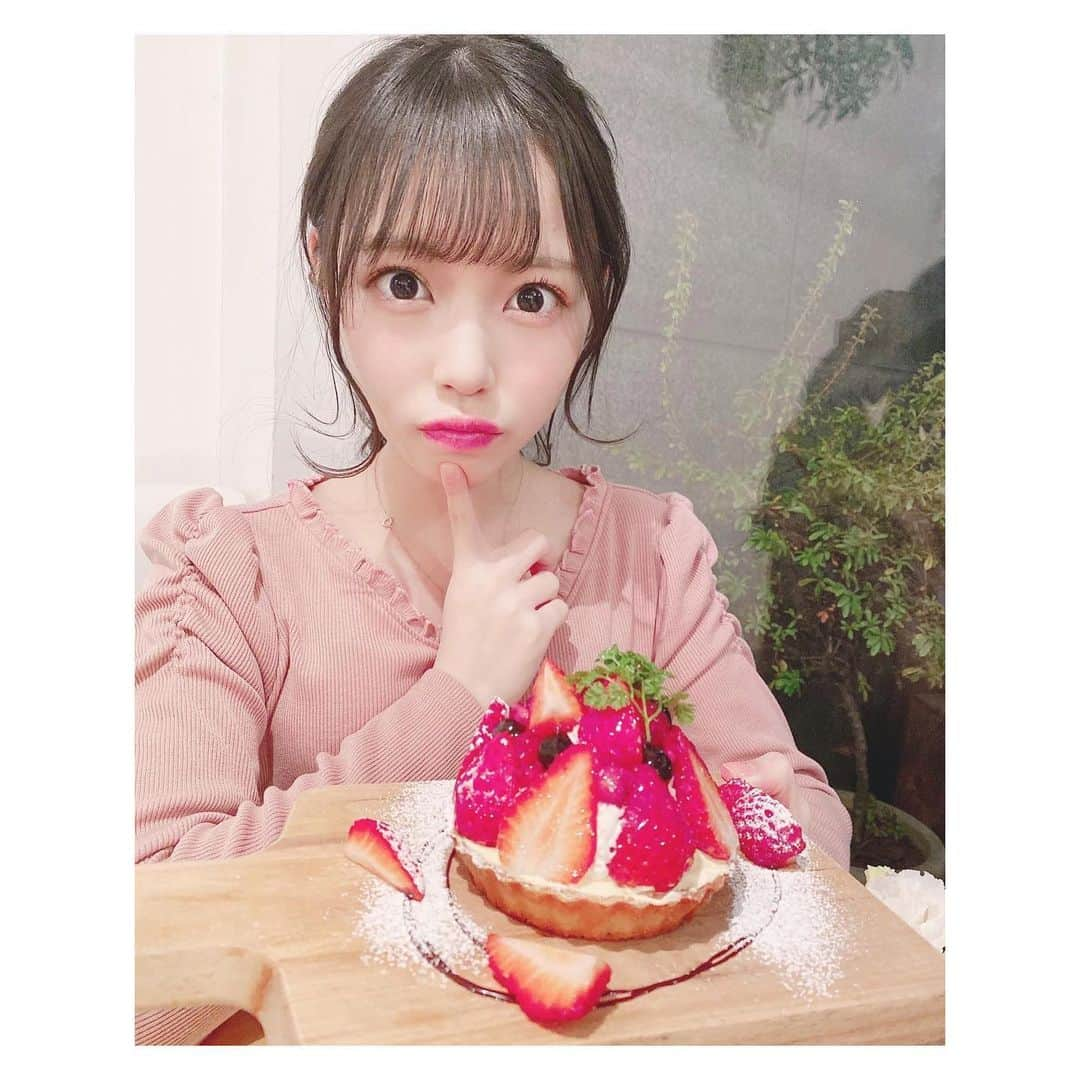 岩田陽菜さんのインスタグラム写真 - (岩田陽菜Instagram)「この季節しか勝ちません☺️🍓﻿ ﻿ ﻿ ﻿ #カフェ#cafe#広島#hiroshima#広島カフェ#本通りカフェ#ロンブルドアンジュ#ディナー#dinner﻿ #ワンピース#tittyandco#ネックレス#necklace#ヨンドシー#髪飾り#ヘアアレンジ#ポニーテール#いちご#いちごパフェ#パフェ#strawberry##いちごタルト#sweets#dessert#春#spring﻿  #2月#1番すきな月#バイバイ」2月29日 21時01分 - hina_naso_stu48