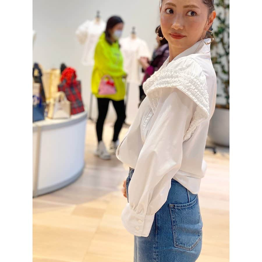 栗原佐知子さんのインスタグラム写真 - (栗原佐知子Instagram)「✴︎ @ludlow_official 2020AW EXHIBITION💛 . . 今回からブラウスコレクションと パジャマコレクションがデビュー✨ . 本当に全部素敵で…😍 私には珍しく、たくさん試着させてもらっちゃった💕 . 私が着ていたブラウスのこだわりを デザイナー @erikaricottamelon に 突撃インタビューする @wakanozawa 🎤笑 （👉6枚目） えりかちゃん付き合ってくれてありがとう😂 ※インタビューの模様は和香ちゃんの #YouTube で ご覧ください🤩 . . 大人気の刺繍は、対象のバックだけでなく、 パジャマにも入れられるみたい💘 . 早く着たいな〜🥰 . . #ludlow #fashion #instafashion #instadaily #instalike #instagood #instapic #exhibition #2020AW #friends #tokyo  #japan #ラドロー #展示会」2月29日 21時02分 - sachiko__kurihara