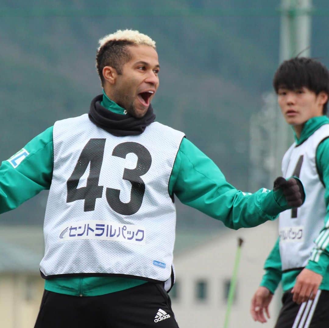 のインスタグラム：「2.29 #todaystraining  #yamaga #今日のトレーニング #bigsmiles😁  #セルジーニョ #村山智彦 #阪野豊史 #森下怜哉  #藤田息吹」