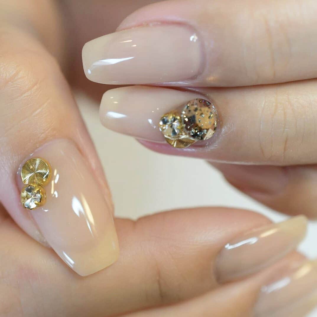 のインスタグラム：「シンプルにうつくしく🥰 . . Salon data▼ ＝＝＝＝＝＝＝＝＝＝＝＝＝＝＝＝＝＝＝＝ . CADENAS -nail eyelash salon- ●Nail artist  @yuka.maeda  @yuki_cadenas ●eyelash　@cadenaseyelash  ゲストに愛と感動を…♡ . 【 LINE ＠cadenas 】 ご予約/お問い合わせはLINEよりお気軽に🤲 ▶︎▶︎#cadenasnail デザインアップしてます♡  price…★⭐︎Instagram特別キャンペーン中⭐︎★ . 「インスタ見たよ👀」と LINEからご予約で特別プライス7500円！！ . ※ご新規様限定 ※キャラクターや特殊なエレメント等のみ 別途料金いただく場合ございます🙇🏻‍♀️ . . price…初回8000円（オフ込み） access…大阪市北区堂山町16-1  中崎町駅  徒歩2分/梅田駅  徒歩6分 . tel… 06-4792-8617 ＝＝＝＝＝＝＝＝＝＝＝＝＝＝＝＝＝＝＝＝ . . . .  #中崎町ネイルサロン #梅田ネイルサロン #大阪ネイルサロン #関西ネイルサロン #インスタネイル #instanails #instanail #トレンドネイル #ネイルサンプル #ネイル好きな人と繋がりたい #ネイルブック #ネイルカタログ #ネイルチェンジ #今月のネイル #にゅーねいる #冬ネイル #大人かわいいネイル #ネイル大好き #きれいめネイル #ネイル部 #女子力向上委員会 #女子力 #女子力ネイル #アートネイル #nailchange #ネイルデザイン #ラメネイル #ベージュネイル #オフィスネイル」