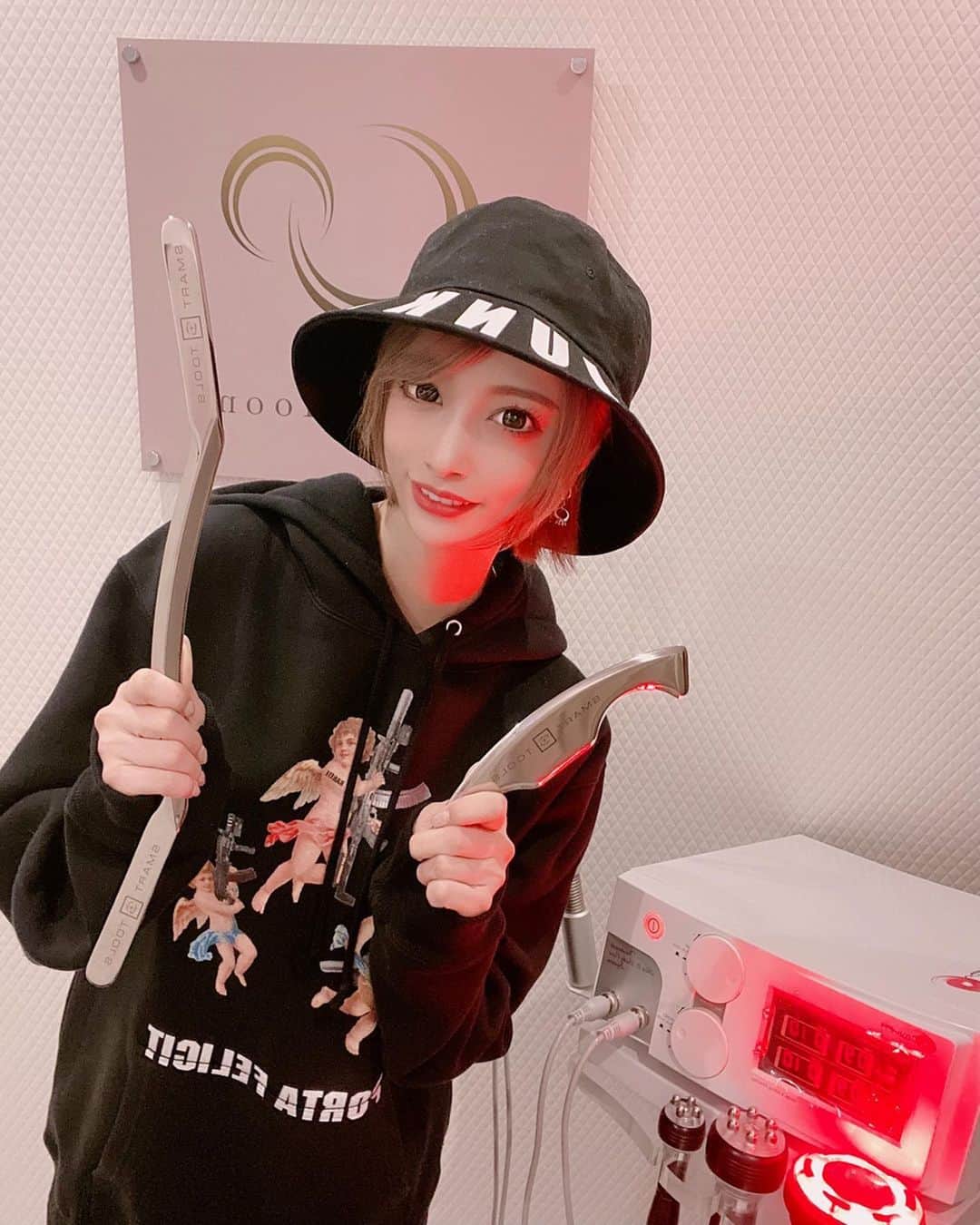 サキ吉さんのインスタグラム写真 - (サキ吉Instagram)「私のお友達のサロンGraceMoon （ @gracemoon.shinjuku ）に最近通ってます🙆‍♀️💖✨ ． でね！今私、ご存知の通りめちゃくちゃダイエット頑張ってるのよ🙌 それで前回からオススメしてもらって試してめちゃくちゃ良かったのがスマートツール🥺✨ 痩せたい皆は必見！！！ GraceMoonは美容業界でスマートツールを日本初導入してるサロンなの✨ ． エステで主流のラジオ波×ハンドマッサージ キャビテーションアプローチなどをした後に 筋膜リリースツールを使って 軟部組織（皮膚、筋膜、脂肪組織など）の癒着を解くことで血流、血行の活性化、関節可動域の増大などの効果が！！🥺💖 ． 即効性がすごくて、 太もものすき間のビフォアフが凄かった😭🙌 ． スマートツールはライセンス取得者しか施術できないの！ だから安心しておまかせ出来るよ🥰 ． そしていつものマツ育ケア、 ラッシュアディクトも受けてきたよ❤️ 早くフサフサになりますように🤭💛 ．  画像をスワイプすると最後に LINE@のQRコードがあるから、 そこからかサロンのアカウントのDMから予約取ってみてね❤️ エステメニューはホットペッパーからでも💞 脱毛とか他のメニューも豊富で、 男性もOKなメニューもあるからチェックしてみてね✨  サキ吉のインスタ見たって LINE@かDMで予約したら、とっておき割引料金になるそうです……❤️❤️❤️ ご自由に名前使ってね🥰 ．  #gracemoon #新宿三丁目エステ #シーライン #スマートツール #キャビテーション #ラジオ波 #ハンドマッサージ #ハイフ #HIFU #ラッシュアディクト」2月29日 21時19分 - sakikichi1201