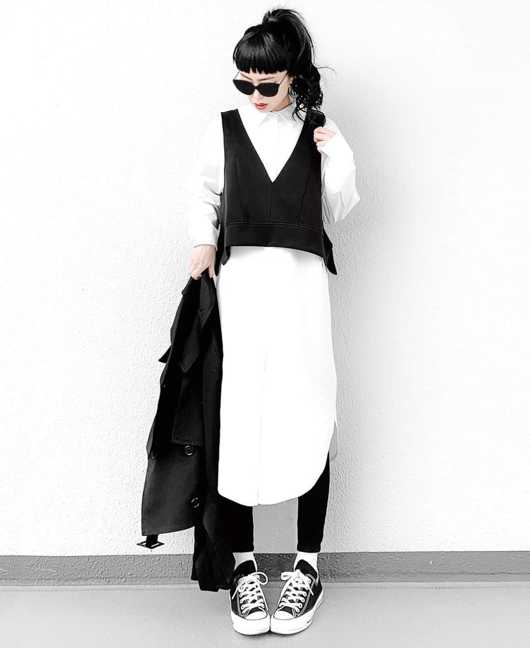 lve_xxxxのインスタグラム：「.﻿ .﻿ outer脱いだver﻿ ﻿ シャツワンピ上までキッチリと止めるんが﻿ 最近の気分で御座います。(知らんがな)﻿ ﻿ ビスチェやベストとレイヤードしたり﻿ シャツ1枚で着たり羽織ったり〜﻿ ﻿ とりあえず、1枚あると﻿ 活躍するやつです👍﻿ ﻿ 綿100%なんですが﻿ 変にシワシワ毛羽立ちとかなく﻿ ツルッとしてるのが個人的に好き🤍﻿ ﻿ 明日発売でーす🙋🏻‍♀️﻿ ﻿ @lveu.official 以外の服のコーデ﻿ 見たいって📨頂いてるんですが…﻿ ﻿ 春物今の所LVEU.でしか服調達してないので﻿ …なんか、すいません😅💦﻿ ﻿ ﻿ その他コーデアイテム詳細は﻿ WEARをご覧くださいませ。﻿ ﻿ WEAR ： lvexxxx ﻿ 💻 https://wear.jp/sp/lvexxxx/﻿ ﻿ －－－－－－－－－－－－－－－－－－﻿ ﻿ 📢コメント頂ける際は、﻿ 最新投稿にお願い致します。﻿ ﻿ 過去投稿に頂いた際、気がつかない事もあり﻿ お返事致しかねる場合が御座います🙇‍♀ ️﻿ ﻿ ﻿」