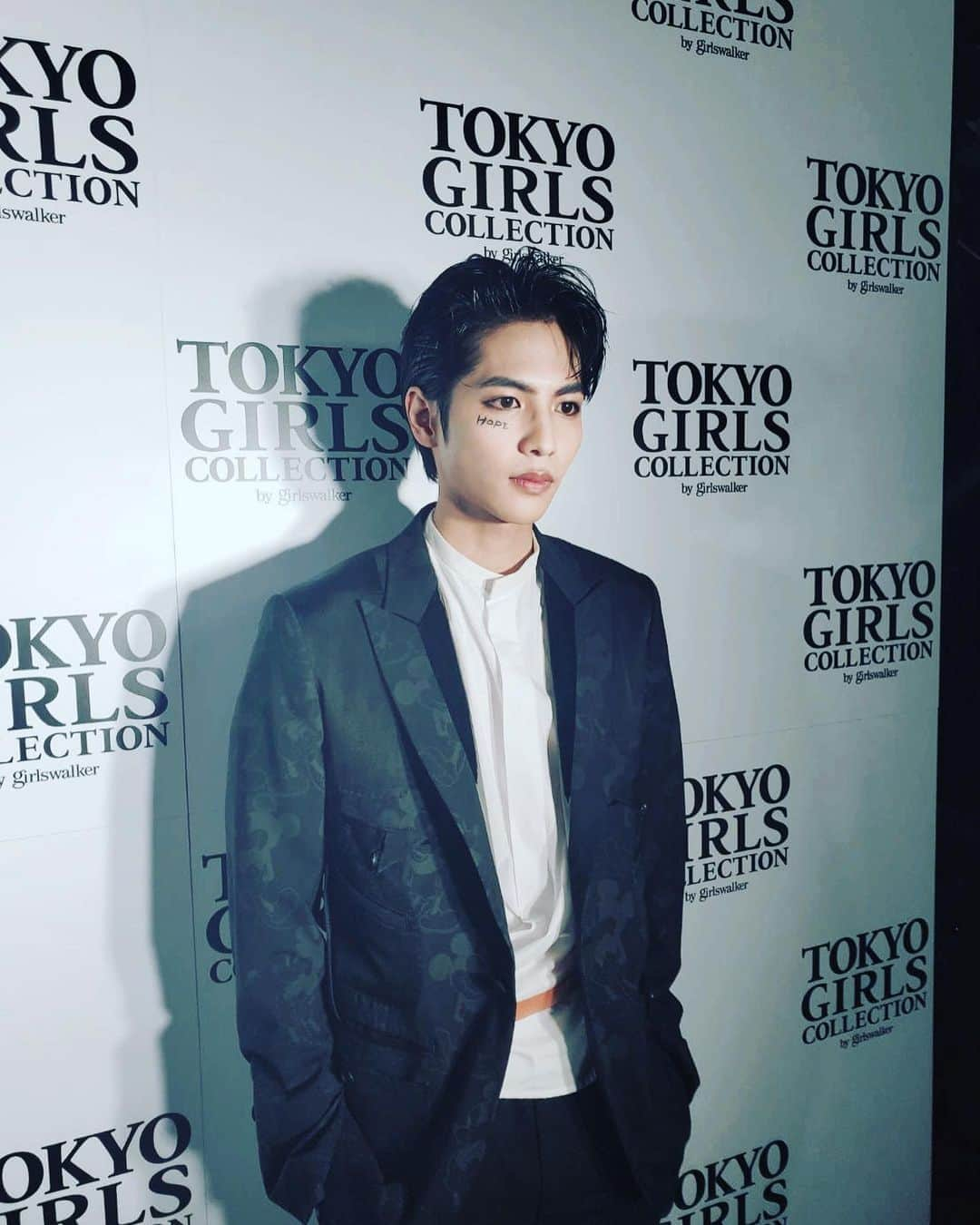 志尊淳さんのインスタグラム写真 - (志尊淳Instagram)「‪こんな時だからこそ‬ ‪自分にできる事を全力でする。‬ ‪〝HOPE〟‬ ‪みんな‬ ‪またすぐね。‬ ‪#TGC‬ #スーツの柄よく見てみて #ニブンノイチ魔法」2月29日 21時31分 - jun_shison0305