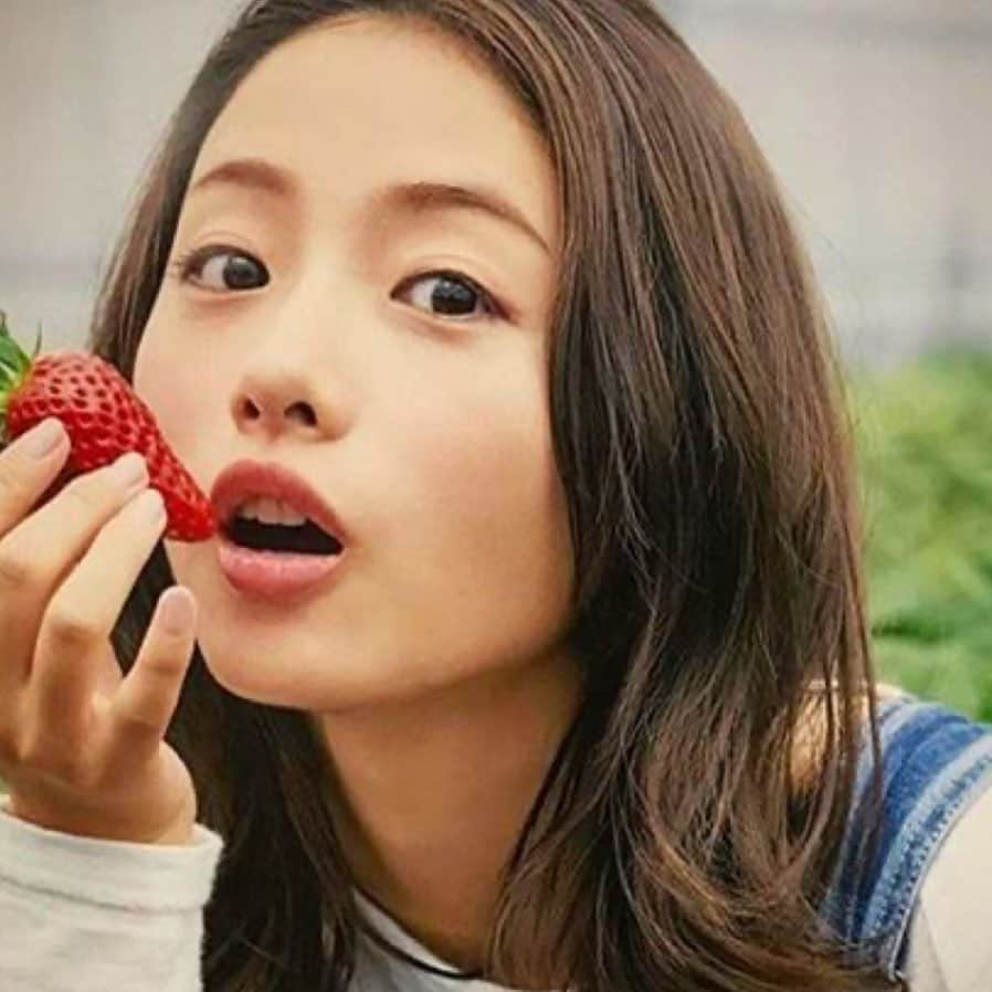 石原さとみ　ファンアカウントさんのインスタグラム写真 - (石原さとみ　ファンアカウントInstagram)「いちご狩りいきたい🍓  #石原さとみ #さとみちゃんがいてよかった」2月29日 21時29分 - ishihara_satomi__