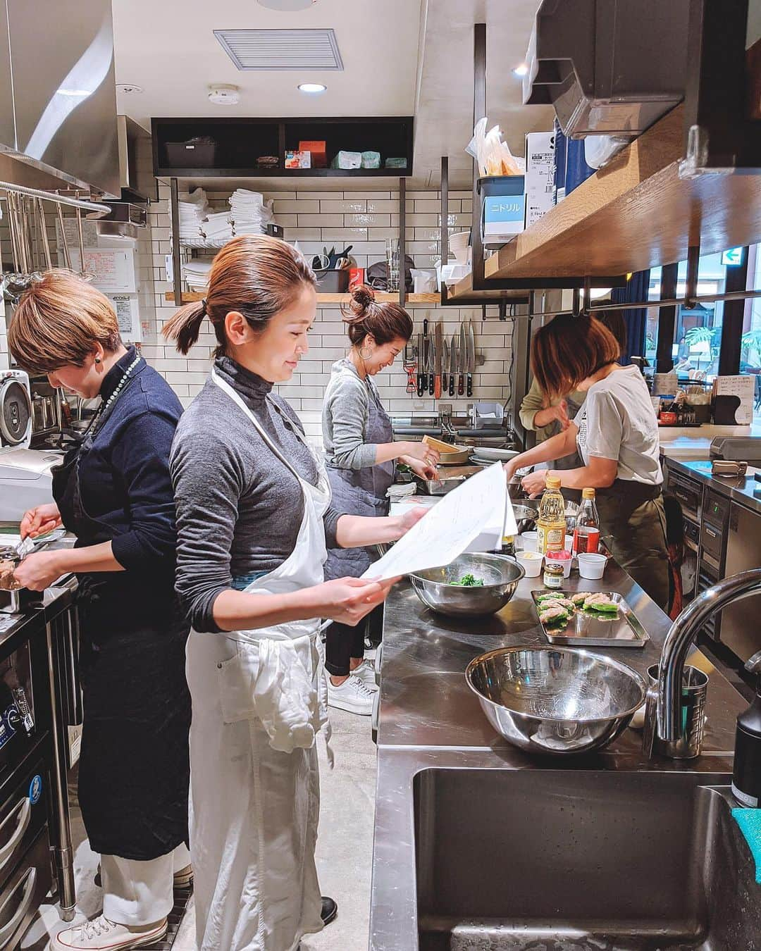 川村桃子さんのインスタグラム写真 - (川村桃子Instagram)「⠀ 天から四、五物位与えられまくっている千尋ちゃん @chihiro_nakamoto のお料理教室へ☻⠀ ⠀ キッチンに立っているだけなのに可愛い過ぎる♡⠀ 旬の食材を使ったり、鶏ミンチのバリエおかずを持参したお弁当箱に欲張ってギュウギュウに詰めた笑 ⠀ #お料理教室 #中本千尋 #顔小さい #脚長い #可愛い #お料理上手 #性格良い #最強過ぎ笑 #cookingclass #笑いの絶えないお料理教室」2月29日 21時35分 - momo_k1014