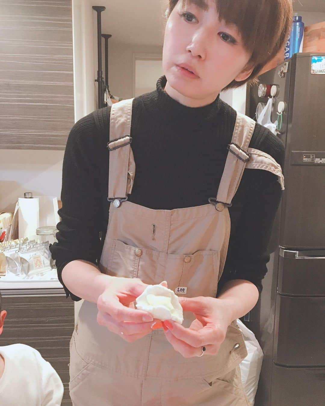 大友愛さんのインスタグラム写真 - (大友愛Instagram)「チーズドック作ってみた🤤✨ #チーズドック  みんなでワイワイ🙌💜 熱くて大騒ぎ🤣  たのしーーー  美空が作ってる所撮影してくれてた🤗 しかもちゃんと #SNOW わかってるーー🤝  いつもこんな散らかってるょ👐 片付けても数時間持たない🤣 そんなもんだよねぇーー きっとママは皆んな片付ける意味あるのー？って思ってるよねぇーー😉💗 でも、片付けちゃうよねーー💜 だってママだもん😘 #4人のママ」2月29日 21時38分 - ai_dayooon